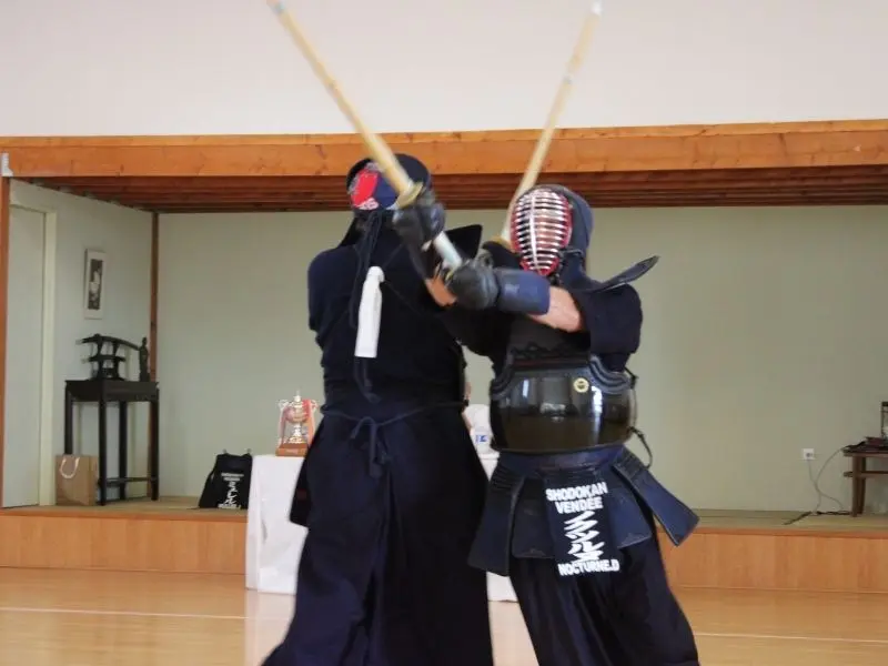 Kendokas en armure pendant d'un stage de Kendo