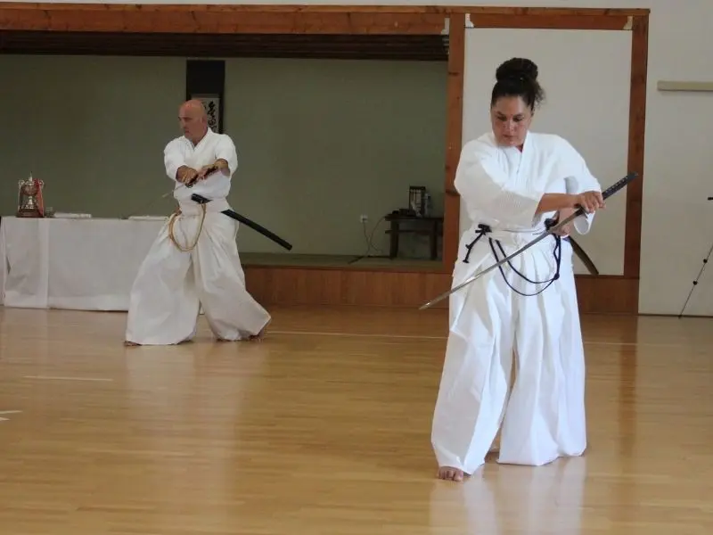 Deux pratiquants de Iaido en démonstration de Katas