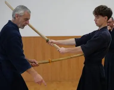 Kendokas présentant un exercice de Kendo sans armure