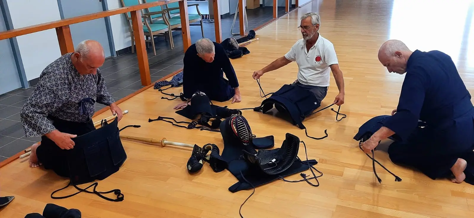 Groupe préparant du matériel de Kendo