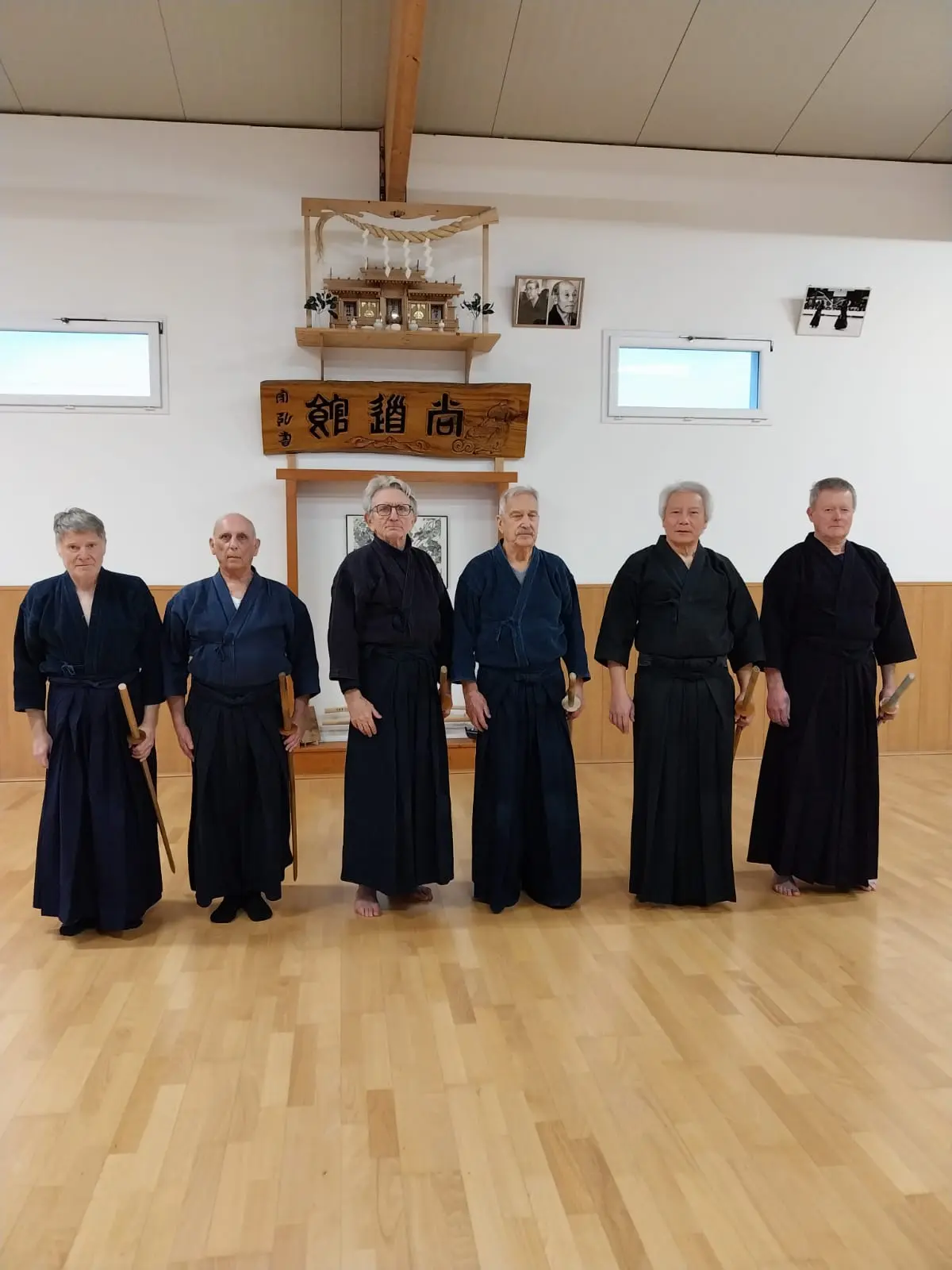 Photo de groupe de kendokas de la section séniors