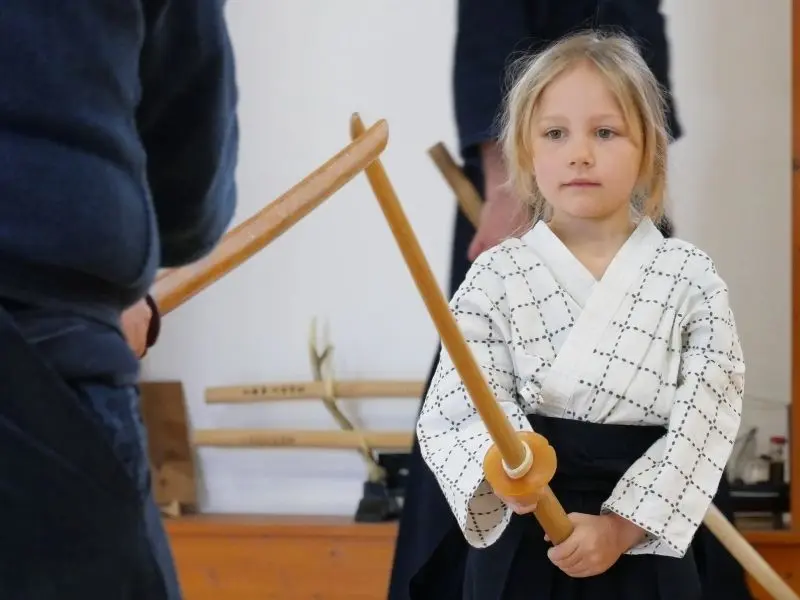 Enfant en tenue de kendo