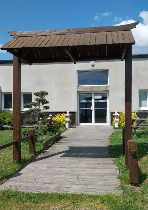 Extérieur do Dojo Shodokan Vendée, vue sur l'entrée principale