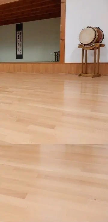 Intérieur du Dojo Shodokan Vendée, vue sur l'estrade officielle