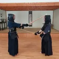 Deux kendokas de la section adultes en armure