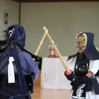 Deux kendokas de la section jeunes en armure