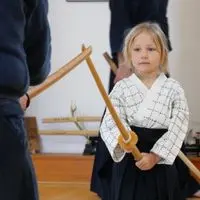Enfant tenant un bokken de Kendo