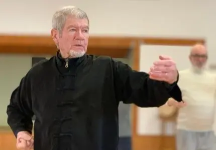 Enseignant en action sur un mouvement de Tai-chi 